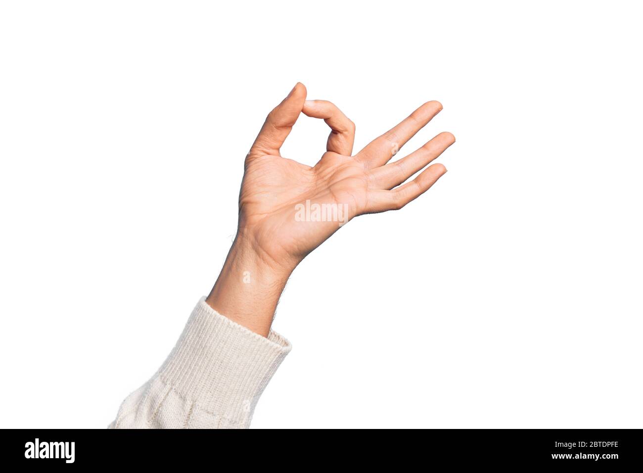 Main de jeune homme caucasien montrant des doigts sur fond blanc isolé gestuelle expression d'approbation faisant bon symbole avec les doigts Banque D'Images