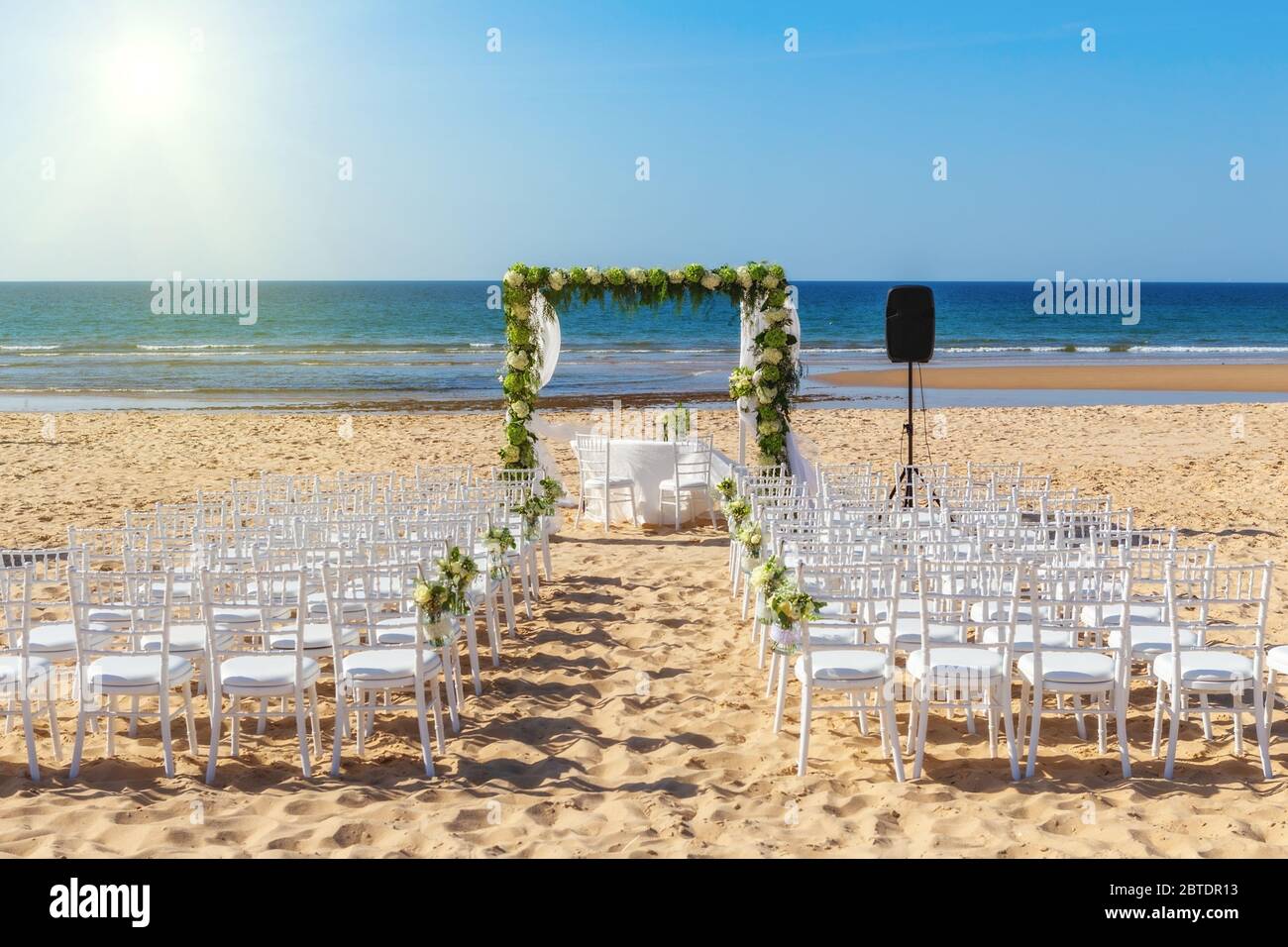 Vue romantique et décorations florales sur la plage près de la mer, pour une cérémonie de mariage avec des fleurs. Europe, Portugal, sur fond de soleil éclatant. Banque D'Images