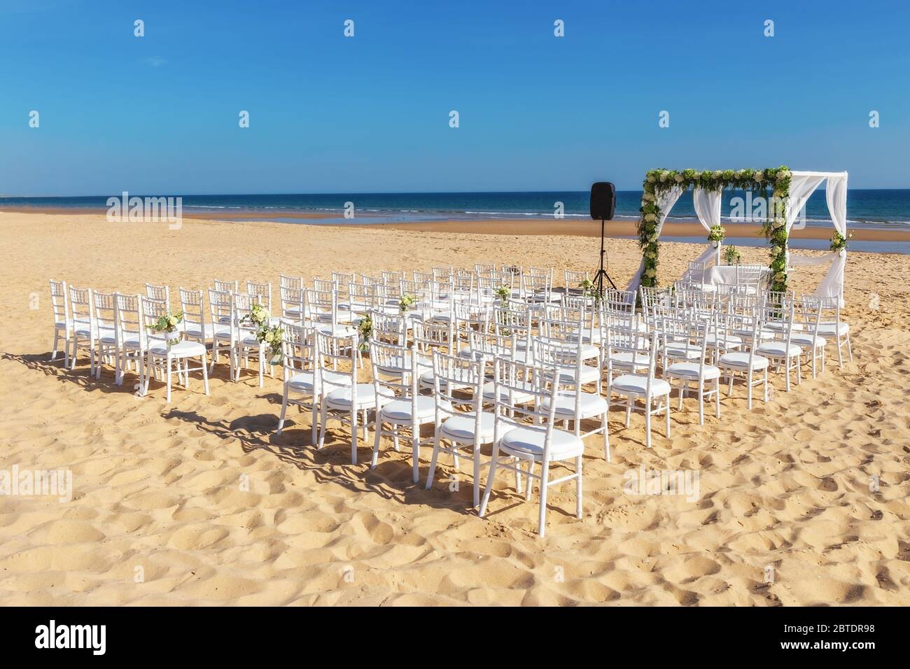 Vue romantique et décorations florales sur la plage près de la mer, pour une cérémonie de mariage avec des fleurs. Europe, Portugal. Banque D'Images