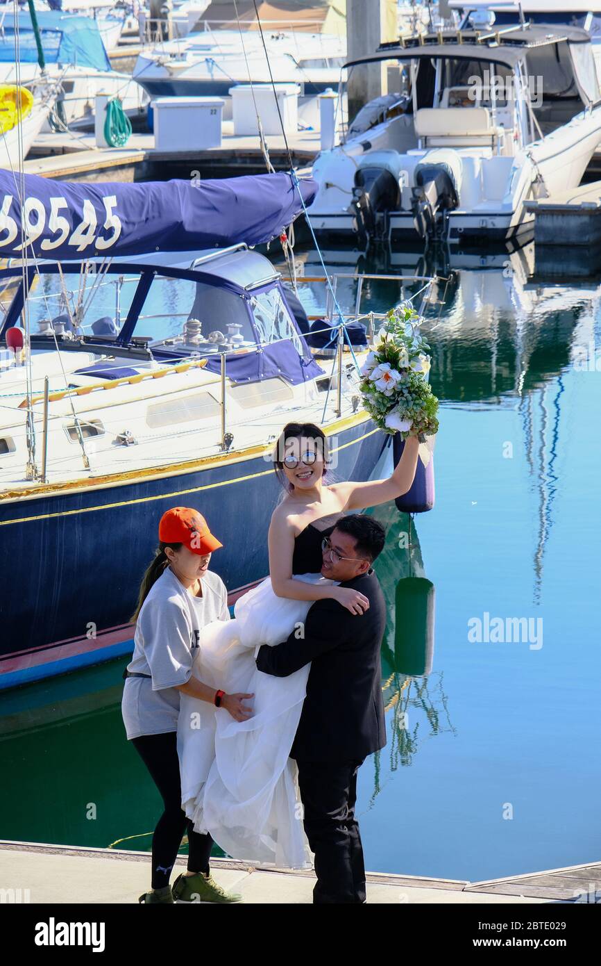 Pose de mariage à Marina Banque D'Images