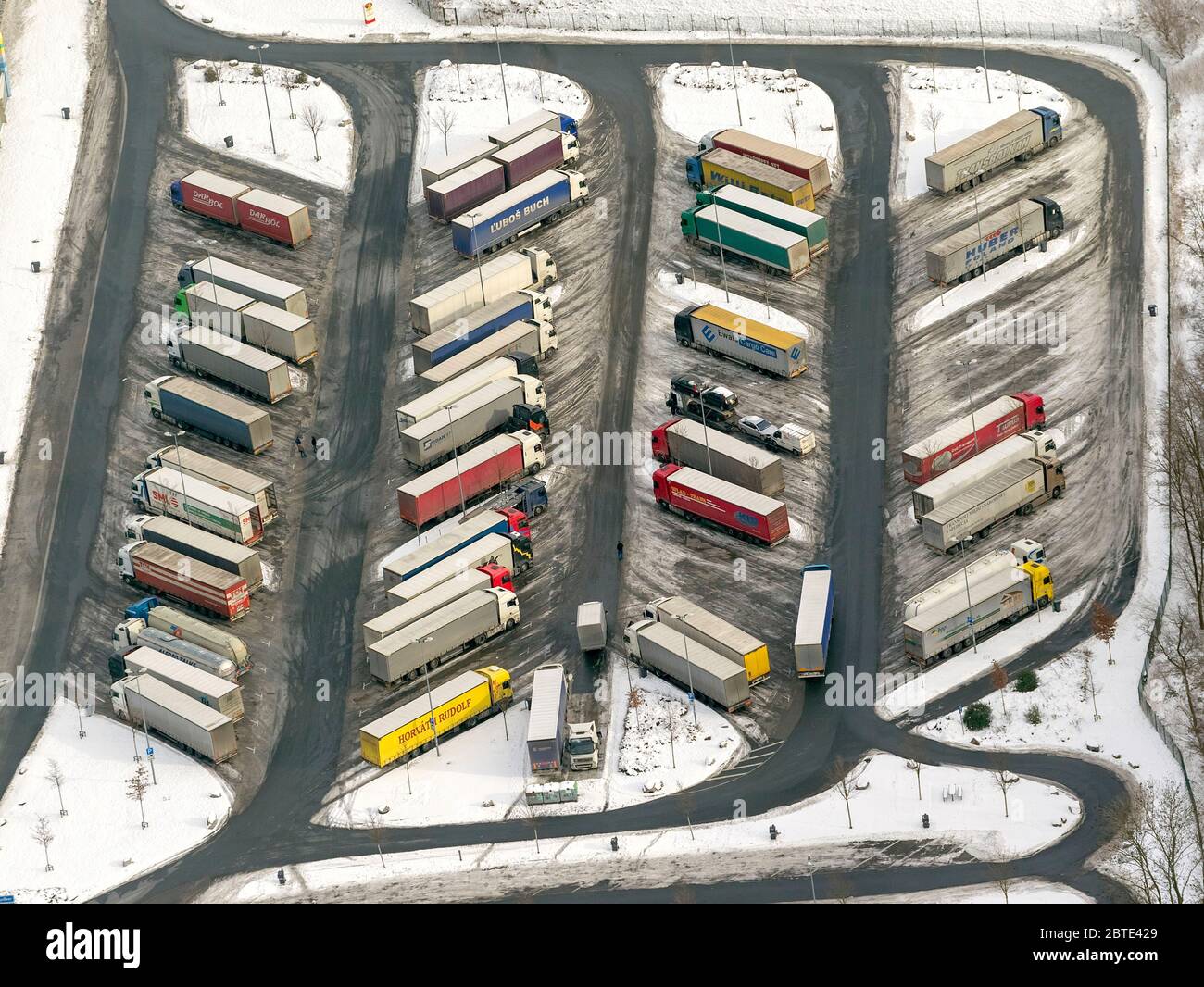 Parking camions sur la station d'autoroute Rhynern Sued, 26.01.2013, vue aérienne, Allemagne, Rhénanie-du-Nord-Westphalie, région de la Ruhr, Hamm Banque D'Images