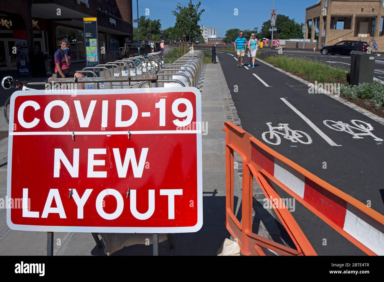 un nouveau panneau de configuration covid 19 à l'approche du pont de kingston, kingston, surrey, angleterre, où une allée cyclable est fermée pour aider les piétons à prendre leurs distances Banque D'Images