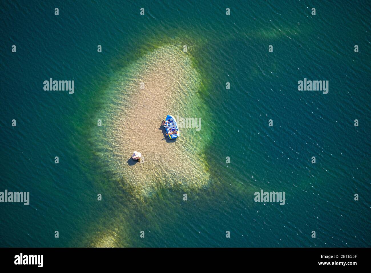 Bateau gonflable sur une rive de sable du lac Tenderingssee, Huenxe Bruckhausen, 30.08.2019, vue aérienne, Allemagne, Rhénanie-du-Nord-Westphalie, région de la Ruhr, Huenxe Banque D'Images