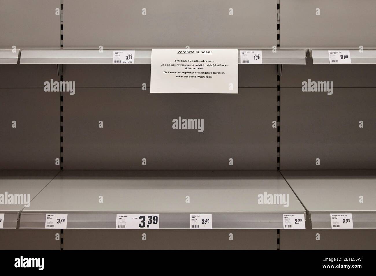 Vider le rack dans un supermarché tout en paniquer acheter à la crise de Corona, Allemagne, Rhénanie-du-Nord-Westphalie Banque D'Images