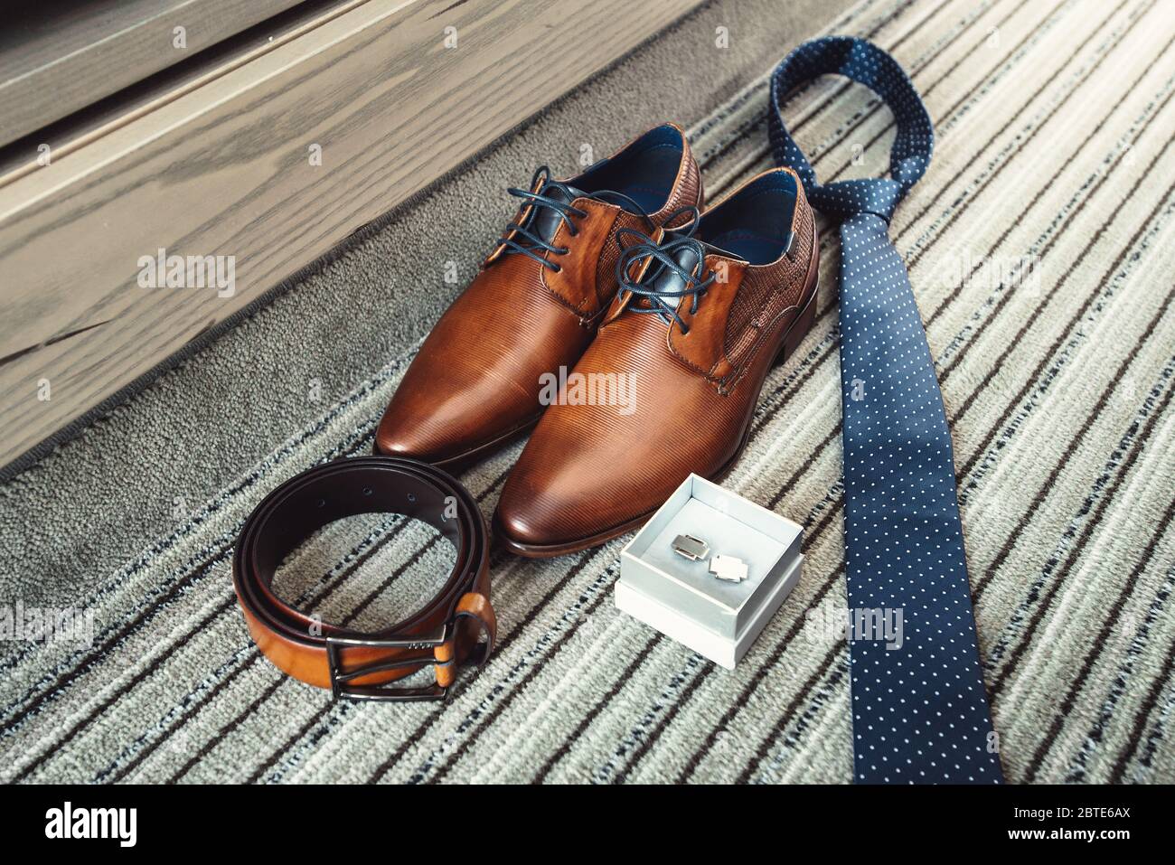 Chaussures marron, cravate bleue, ceinture et boutons de manchette pour  marié Photo Stock - Alamy
