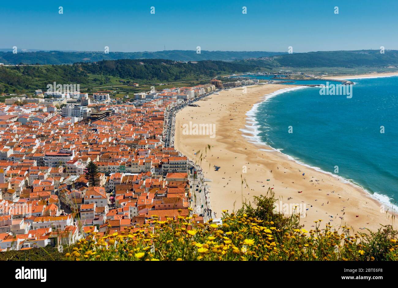 Nazaré, province de Leiria, Portugal. Vue du quartier Sitio vers la plage. Banque D'Images