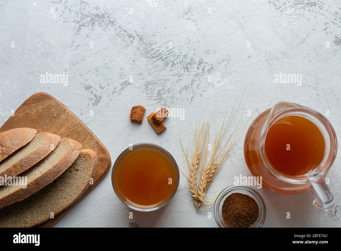 Plat avec pain fermenté boisson kvass et pain de seigle. Copier l'espace Banque D'Images