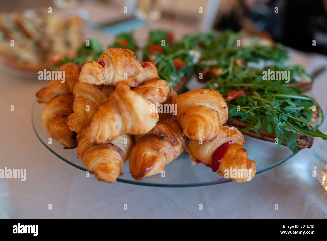 croissants fraîchement cuits sur une table en bois gris. Banque D'Images