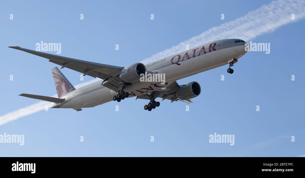 Boeing 777 A7-BEH de Qatar Airways sur l'approche finale de l'aéroport LHR de Londres-Heathrow Banque D'Images