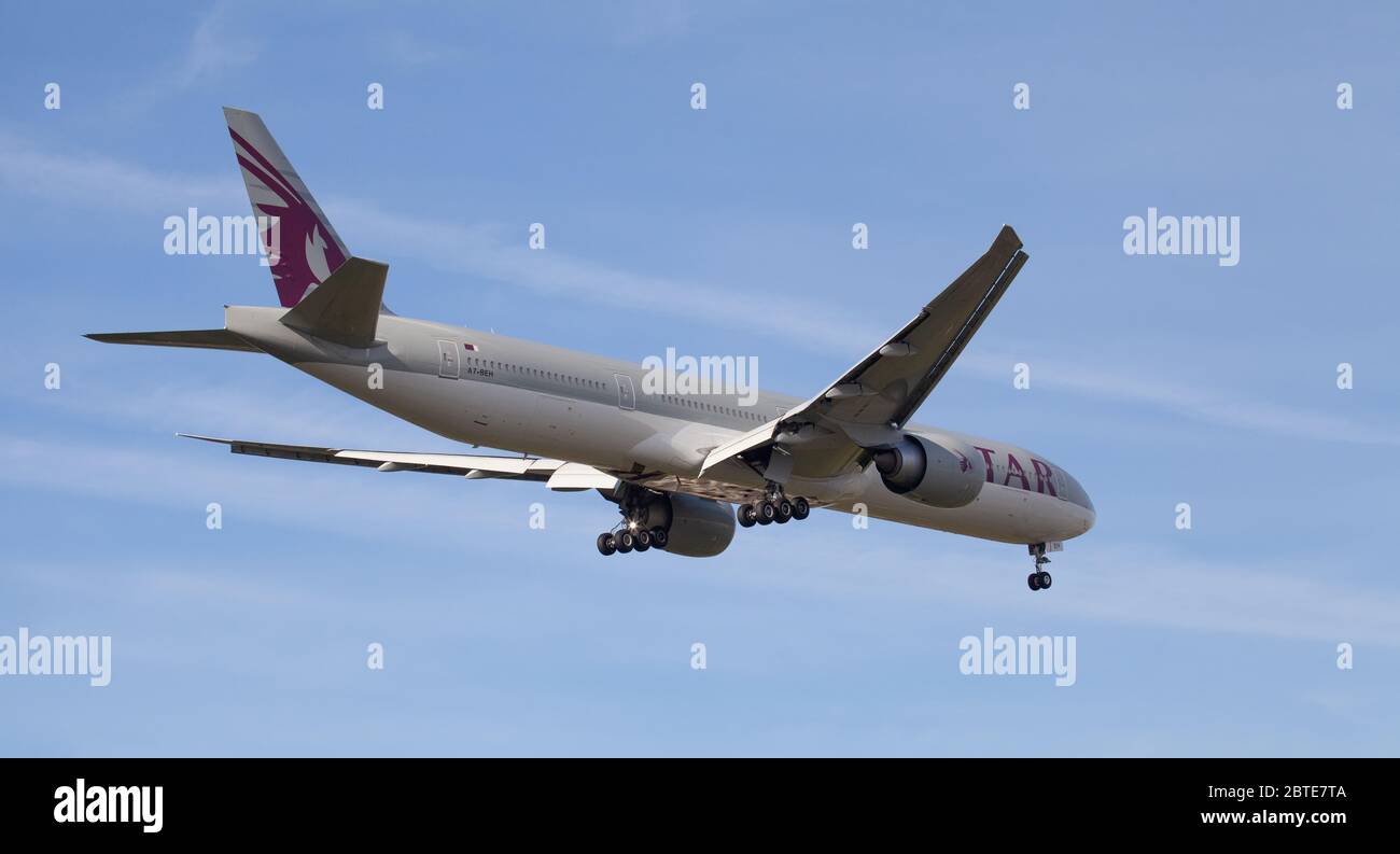 Boeing 777 A7-BEH de Qatar Airways sur l'approche finale de l'aéroport LHR de Londres-Heathrow Banque D'Images