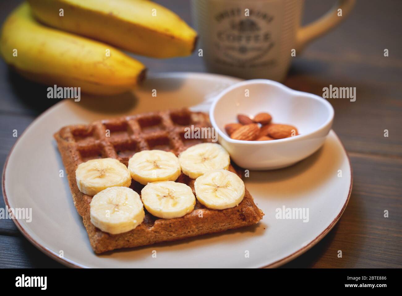 Gaufres belges avec miel, banane, noix et bleuets. Banque D'Images