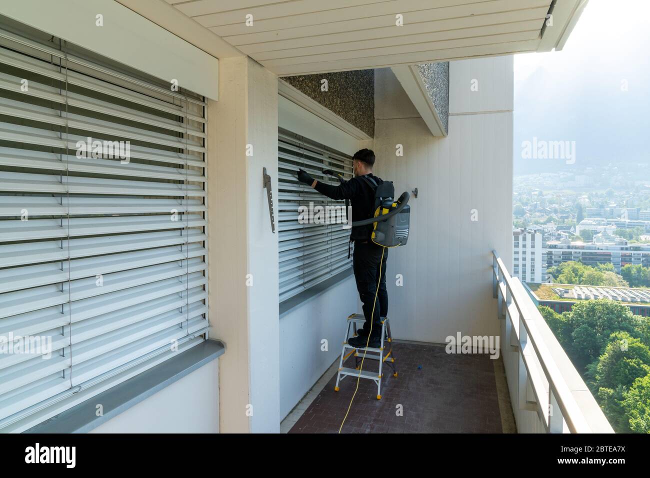 aspirateur professionnel stores de fenêtre sur un balcon d'appartement dans  un bâtiment de haute hauteur Photo Stock - Alamy