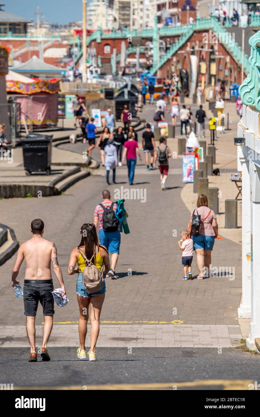 Brighton, Royaume-Uni. 25 mai 2020. Brighton Beach sur une belle banque vacances lundi matin crédit: Andrew Hasson/Alay Live News Banque D'Images