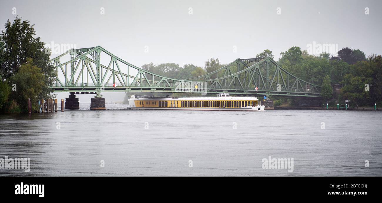 Potsdam, Allemagne. 25 mai 2020. Le navire 'S Sanssouci' de la flotte blanche navigue sur la Havel sous le pont de Glienicke vers le port. Le phare de l'industrie maritime de Potsdam est de 72 mètres de long et a ouvert la saison après le confinement de Corona avec la visite de 90 minutes des palais à 11 heures. Crédit: Soeren Stache/dpa-Zentralbild/ZB/dpa/Alay Live News Banque D'Images