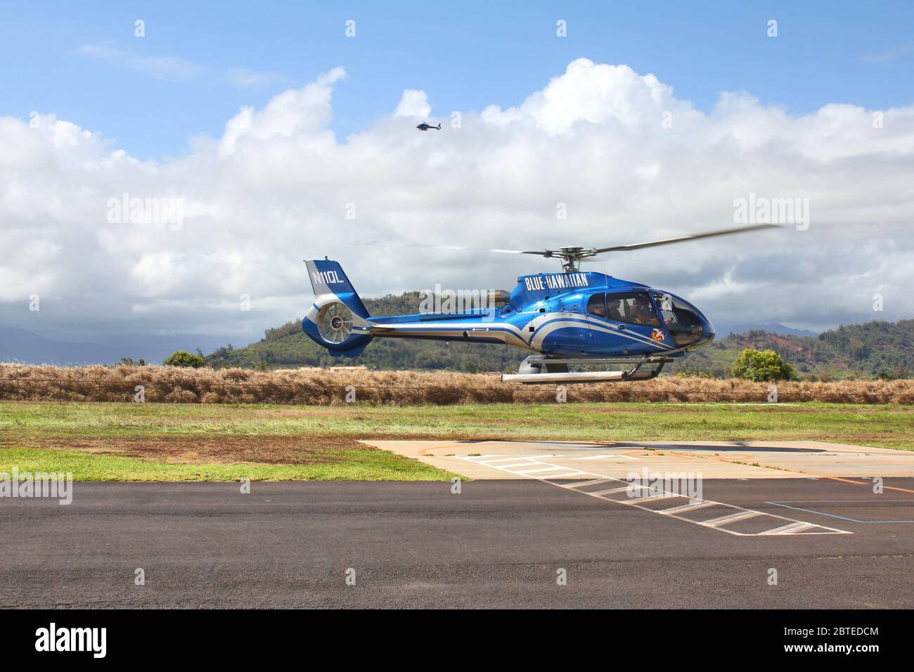 KAUAI, HAWAII, États-Unis - 20 SEPTEMBRE 2012 : l'hélicoptère bleu hawaïen débarque sur l'héliport de Lihue. Blue Hawaiian est la seule compagnie de vol en hélicoptère servi Banque D'Images