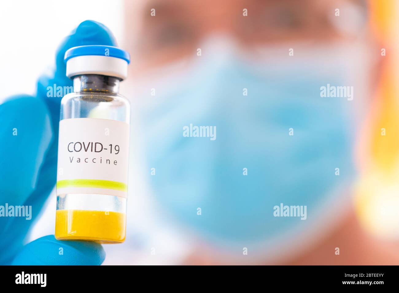 Concept de médecin chercheur avec vaccin pour Covid-19 dans un laboratoire de recherche. Médecin qui tient dans les mains flacon de vaccin pour la prévention du coronavirus Banque D'Images