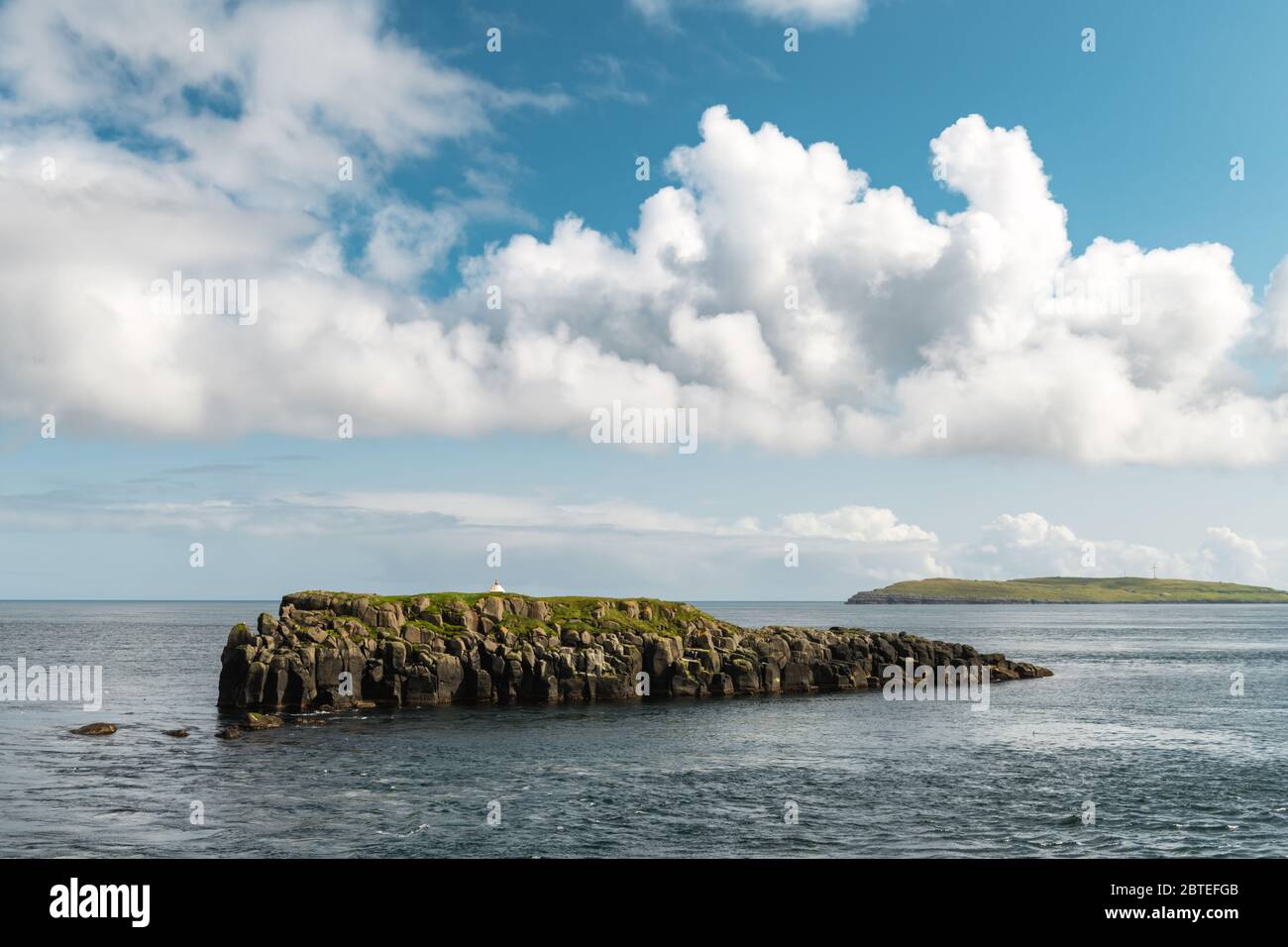 Vue d'été de petites îles à la périphérie de la ville de Torshavn, capitale des îles Féroé, île de Streymoy, Danemark. Photographie de paysage Banque D'Images