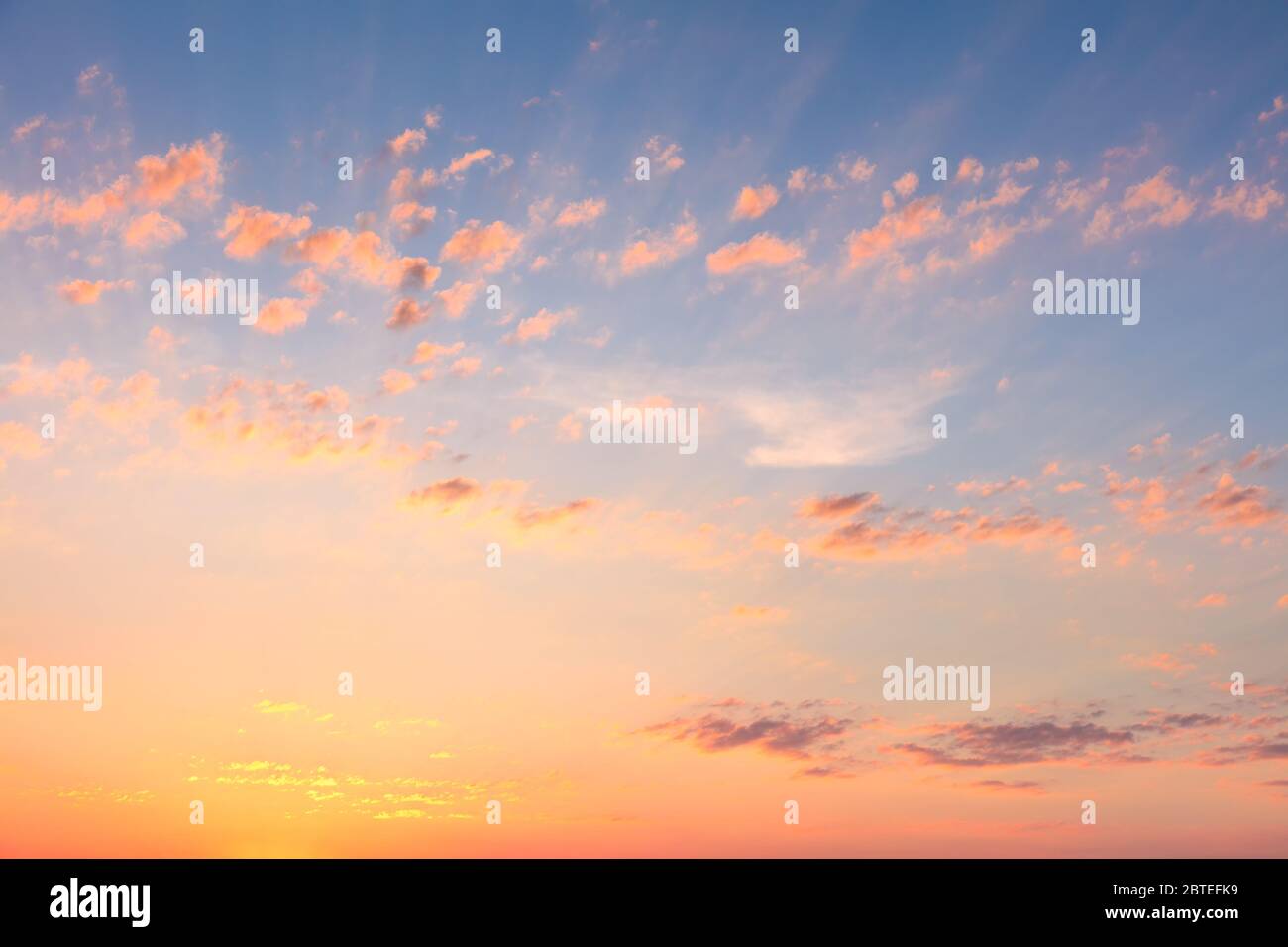 Magnifique fond de ciel - coucher de soleil lever du soleil ciel avec des nuages légers et un vrai soleil Banque D'Images