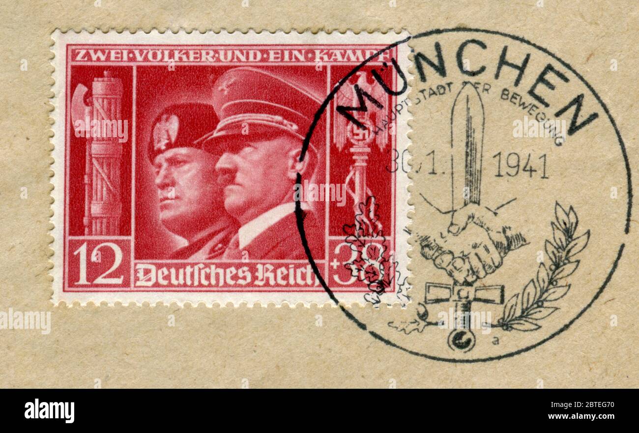 Timbre historique : fraternité germano-italienne dans les armes, Portraits d'Hitler et Mussolini avec des symboles du régime nazi, fasciste deux pays, Munich Banque D'Images