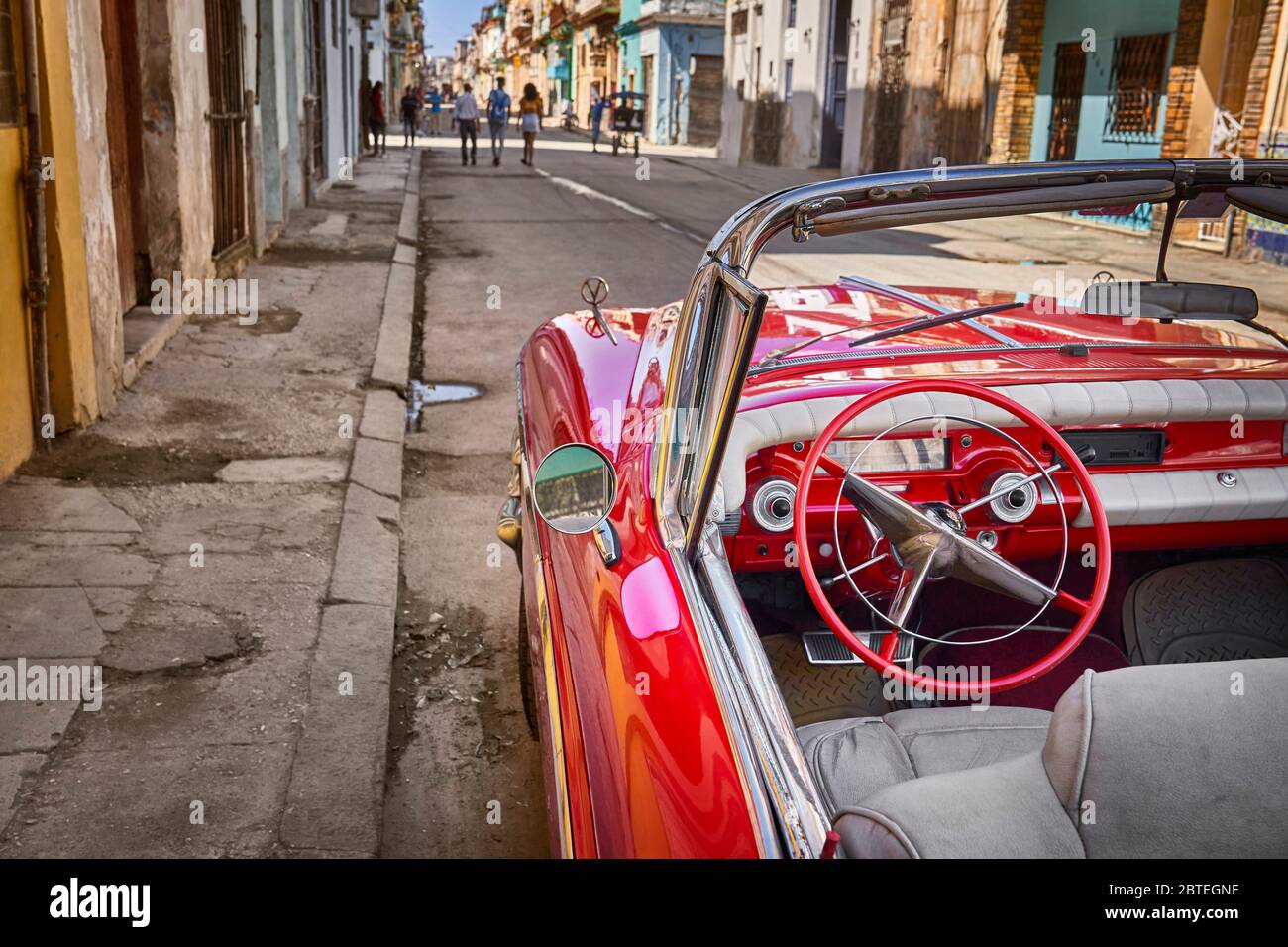 Voiture rouge américaine classique dans la rue, la Vieille ville de la Havane, la Habana Vieja, Cuba, UNESCO Banque D'Images