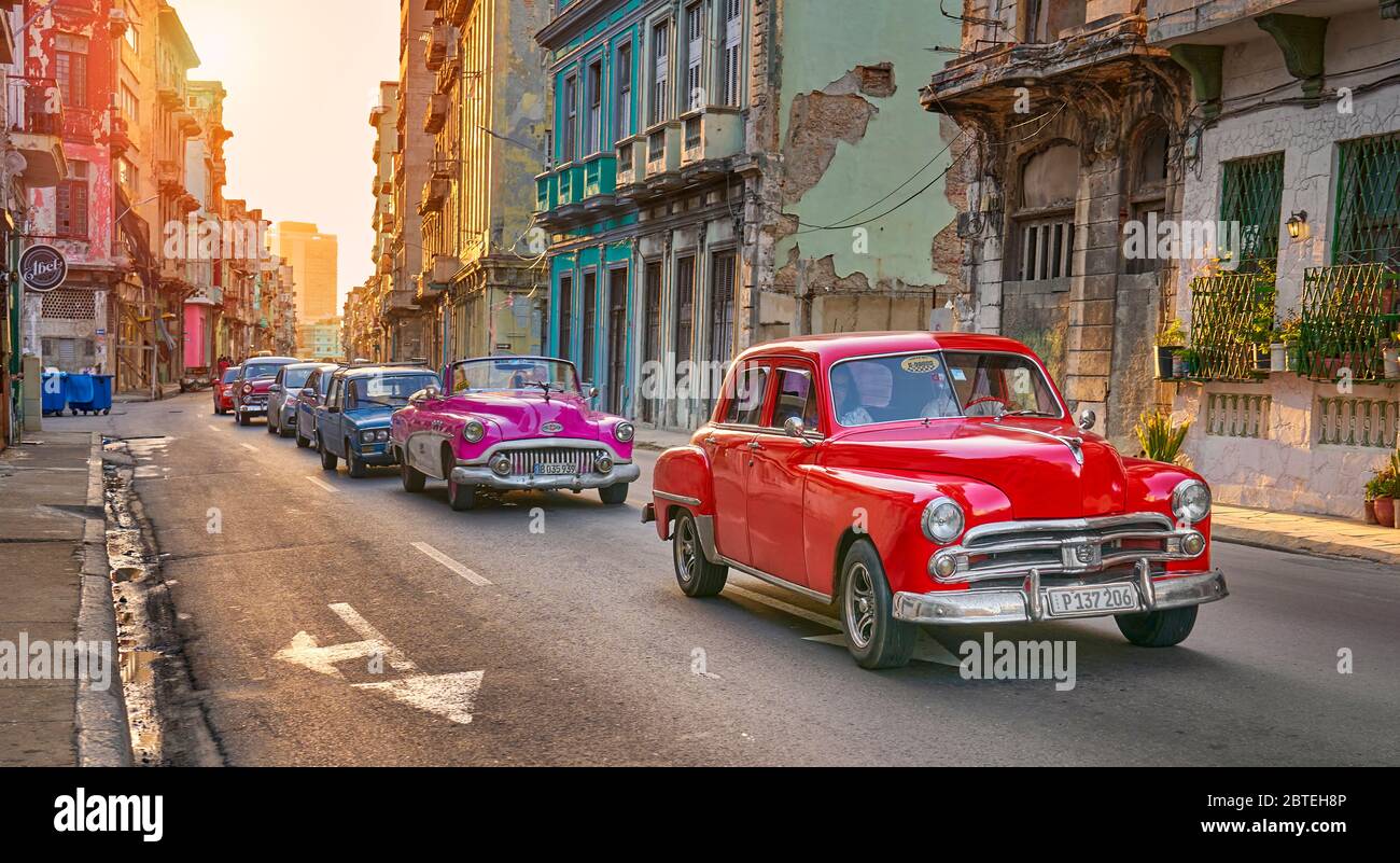 Voiture américaine classique dans la rue, la Vieille ville de la Havane, la Habana Vieja, Cuba, UNESCO Banque D'Images
