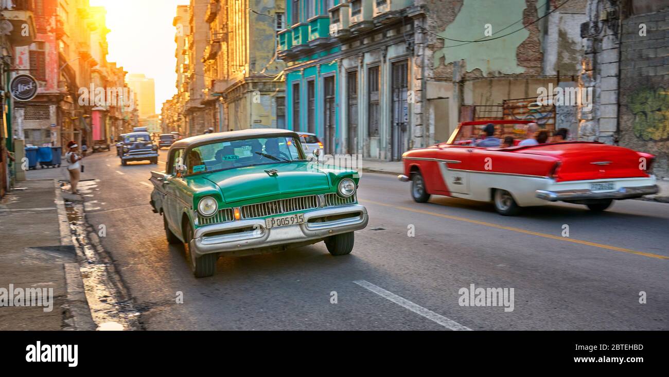 Voiture américaine classique dans la rue, la Vieille ville de la Havane, la Habana Vieja, Cuba, UNESCO Banque D'Images