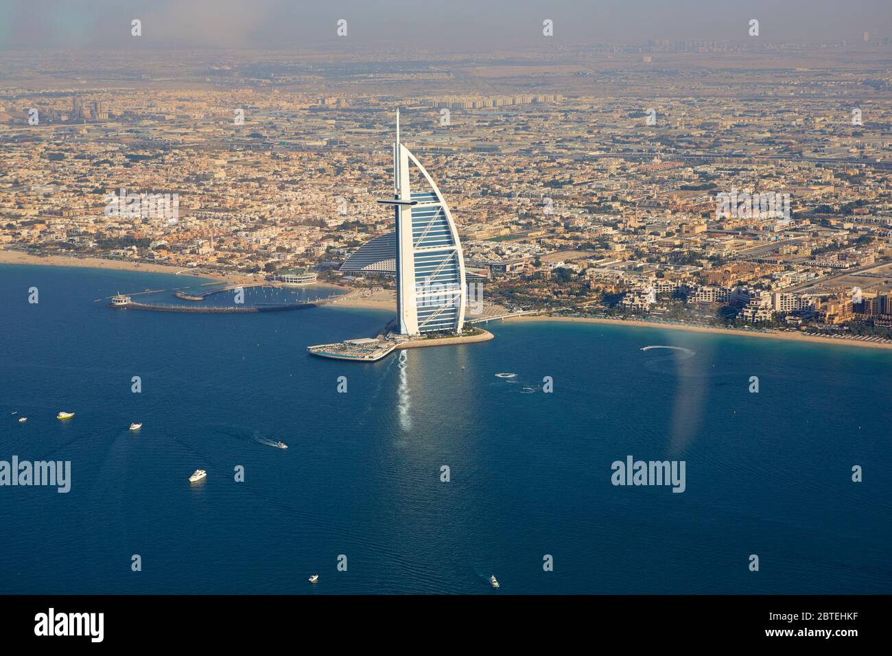 Vue aérienne de la ville avec l'Al Arab vu de l'hélicoptère, Dubaï, Émirats Arabes Unis Banque D'Images