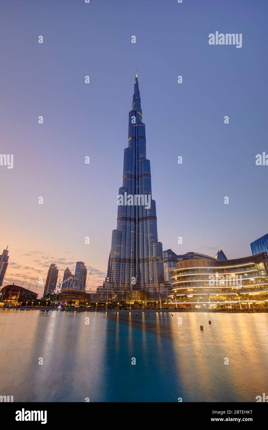 Burj Khalifa l'éclairage led au crépuscule, Dubaï, Émirats Arabes Unis Banque D'Images