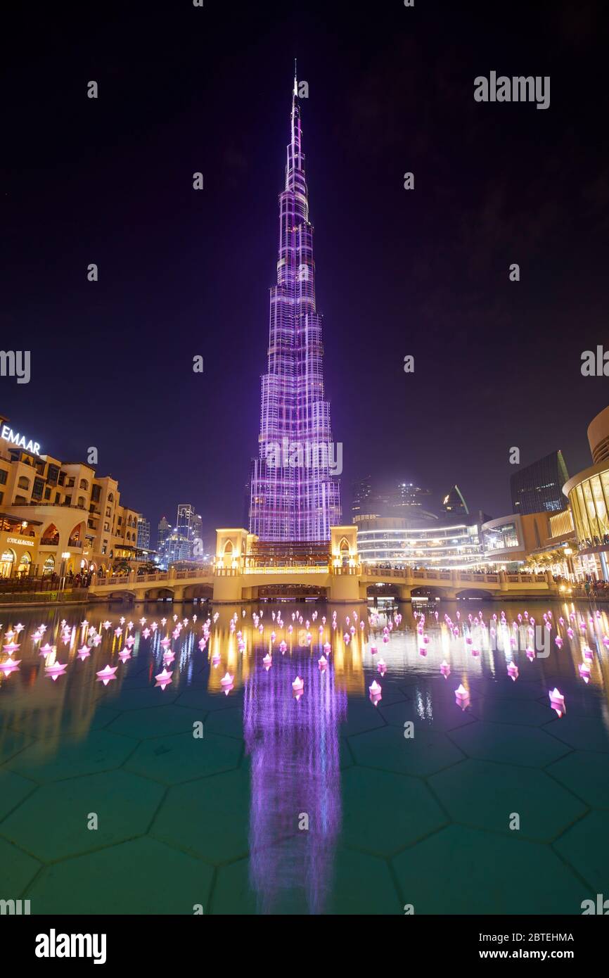 Burj Khalifa l'éclairage led au crépuscule, Dubaï, Émirats Arabes Unis Banque D'Images