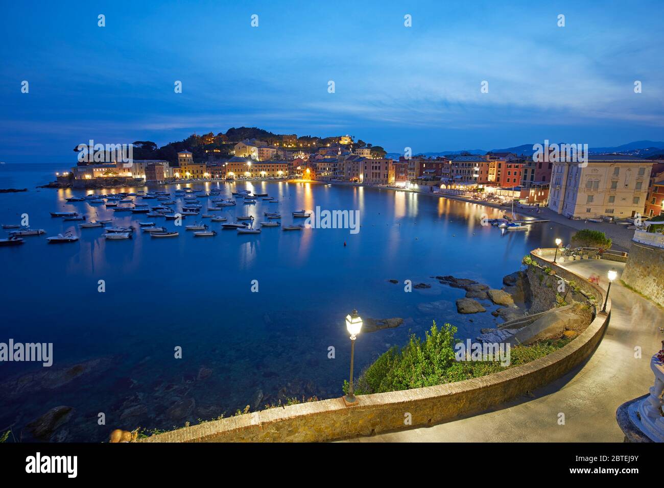 Silent Bay ad Blue Hour, Sestri Levante, Ligurie, Italie Banque D'Images