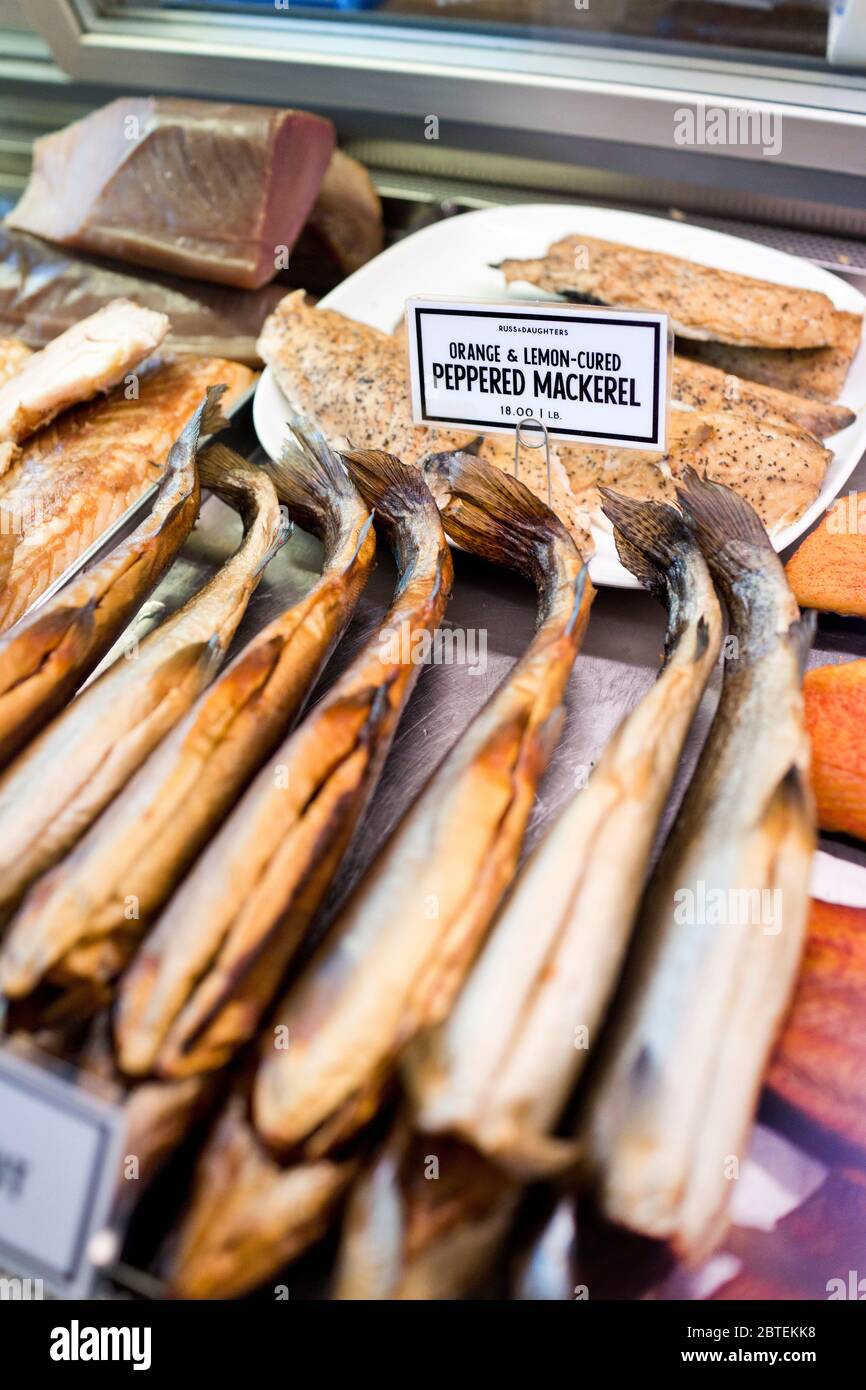 Russ & Daughters, New York City, poisson fumé, hors-d'œuvre, cuisine juive classique. 179 Houston Street, New York City, New York, Lower East Side, États-Unis Banque D'Images