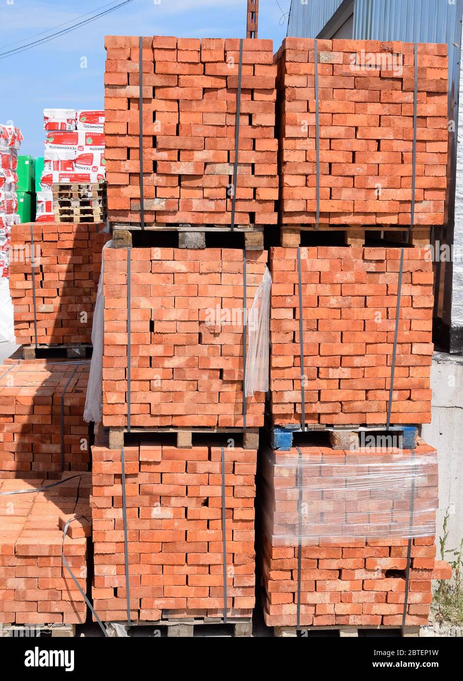 Briques sur palettes. Stockage de briques sur le chantier Photo Stock -  Alamy