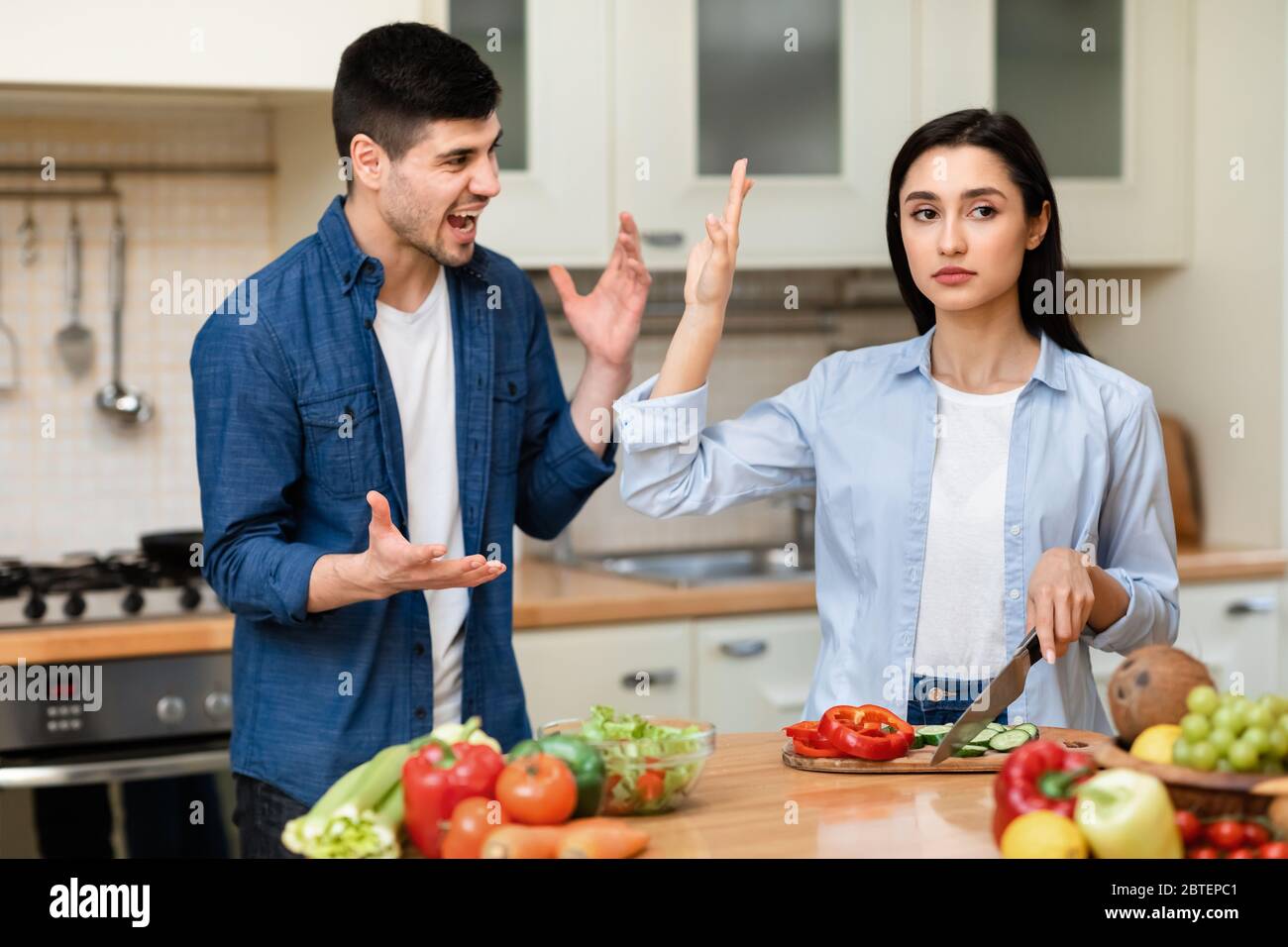 Un jeune couple se disputant dans la cuisine moderne Banque D'Images
