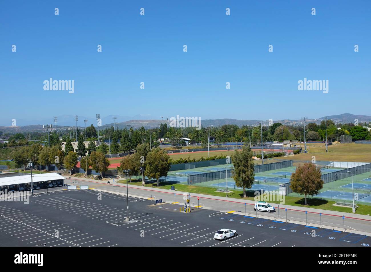 FULLERTON CALIFORNIA - 22 MAI 2020 : vue d'ensemble des champs d'athlétisme vus de la structure de stationnement sur le campus de l'Université d'État de Californie Fullerton Banque D'Images