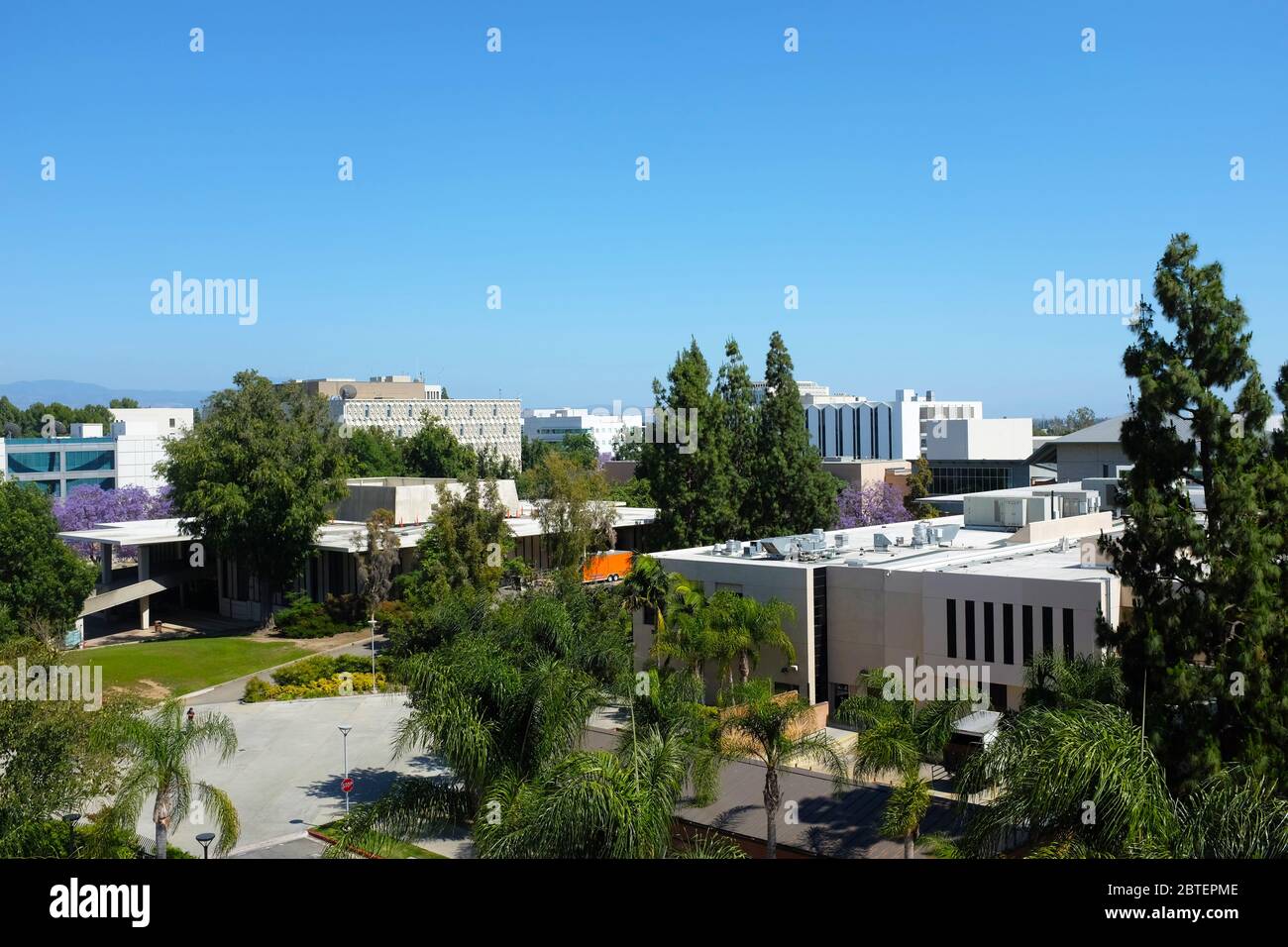 FULLERTON CALIFORNIA - 22 MAI 2020 : vue d'ensemble du campus de l'Université d'État de Californie Fullerton, CSUF, vu de State College parking Structu Banque D'Images