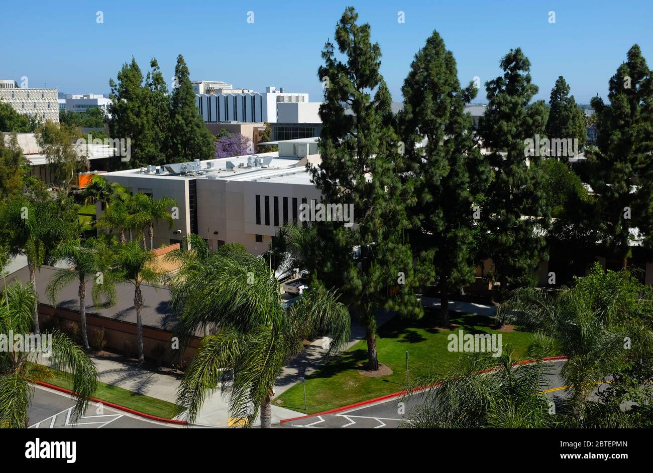 FULLERTON CALIFORNIA - 22 MAI 2020 : la librairie Titan et d'autres bâtiments vus d'une structure de stationnement sur le campus de l'université d'État de Californie Banque D'Images