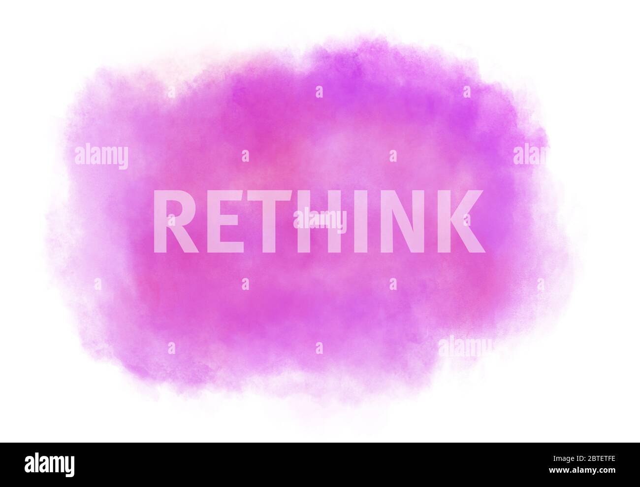 Le mot REETHINK écrit sur un fond de peinture abstraite d'aquarelle de nuages roses et violets en bleu. Mot d'inscription et de motivation. Banque D'Images