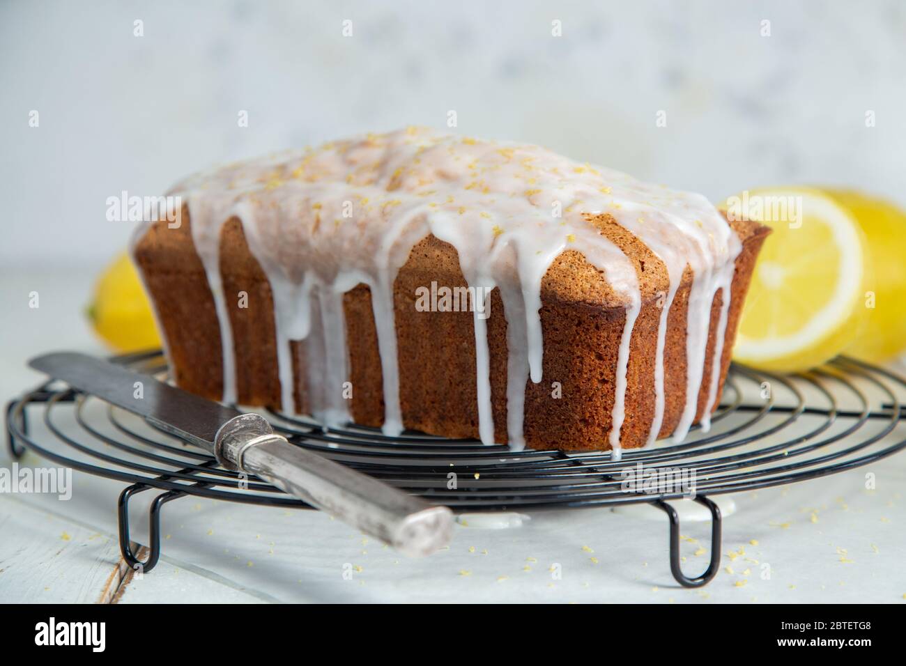Gateau Glace A La Livre De Citron Pain De Graines De Pavot Et Zeste De Citron Sur Un Panier De Refroidissement Photo Stock Alamy