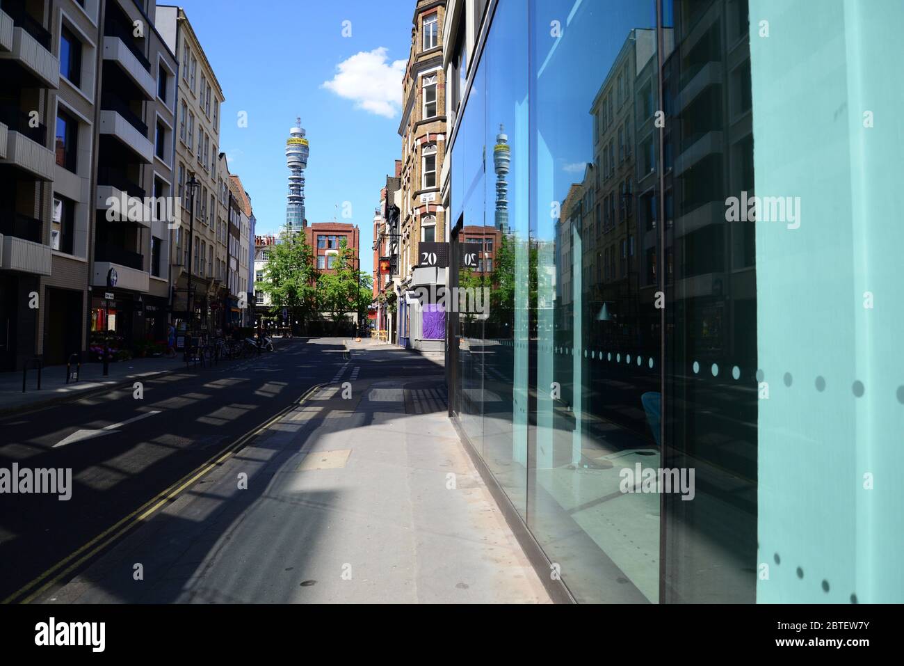Vider Rathbone place, Fitzrovia avec la Tour de poste en vue, Londres, pendant le Londres Lockdown, à la suite de la pandémie du coronavirus de 2020 Banque D'Images