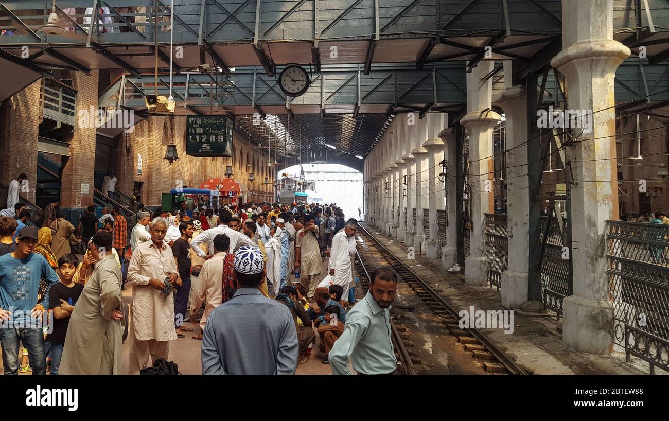 Passagers attendant leur train à la gare de Lahore, Pakistan 01/07/2018 Banque D'Images