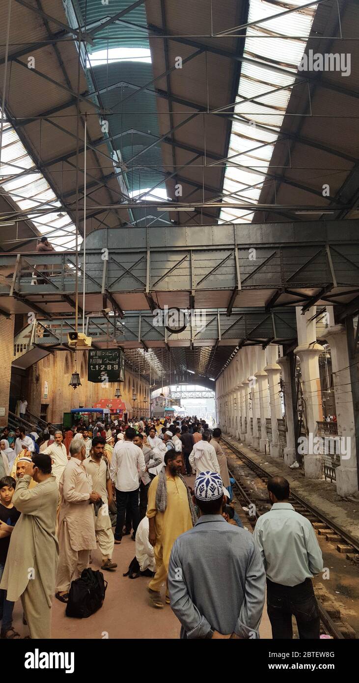 Passagers attendant leur train à la gare de Lahore, Pakistan 01/07/2018 Banque D'Images