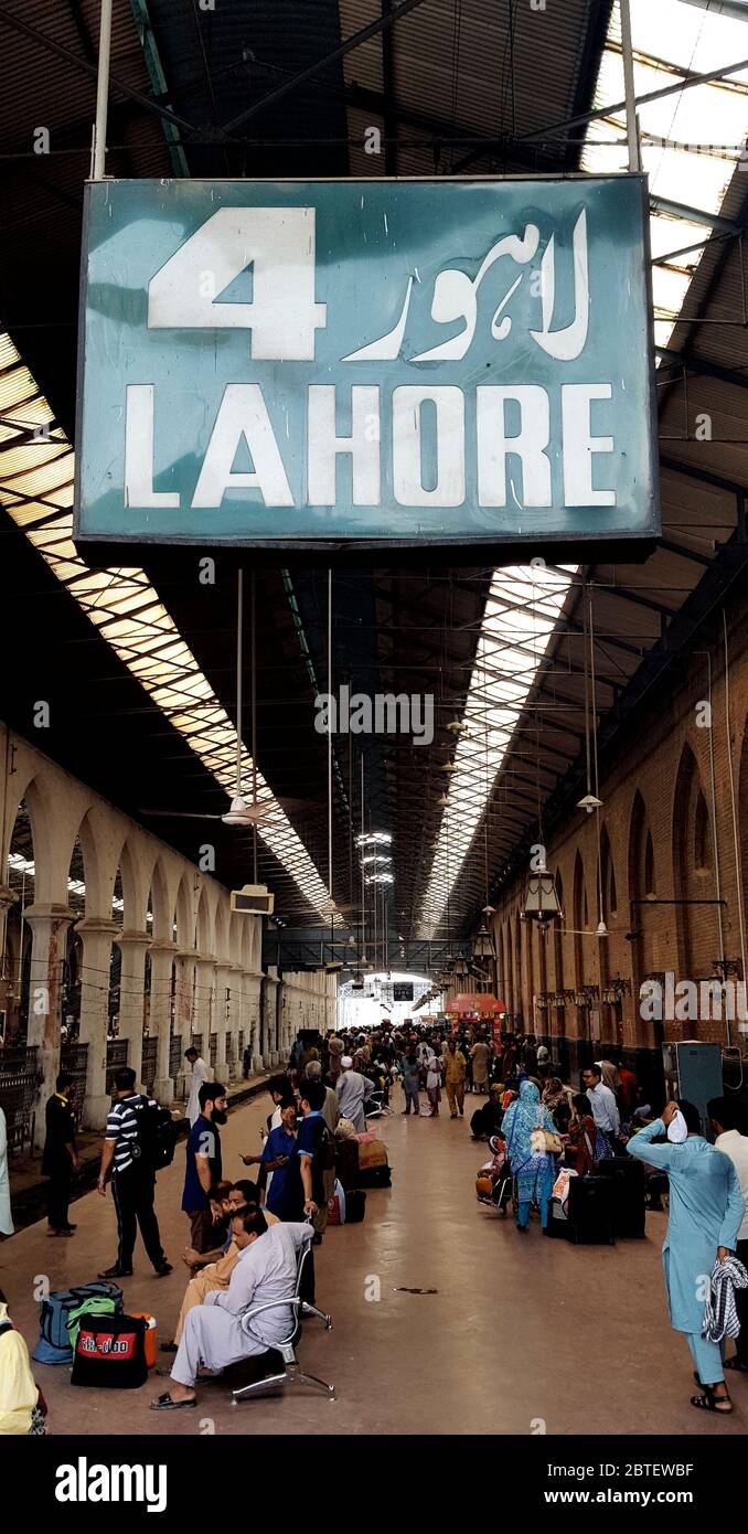 Passagers attendant leur train à la gare de Lahore, Pakistan 01/07/2018 Banque D'Images