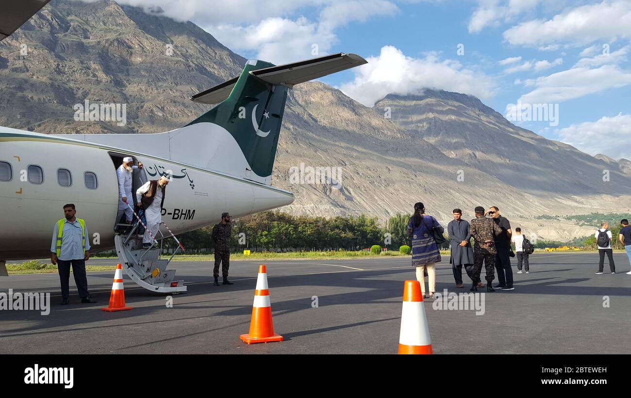 Passagers sortant de l'avion sur la piste après l'atterrissage, au magnifique aéroport de Gilgit Battistan, Pakistan 15/08/2019 Banque D'Images