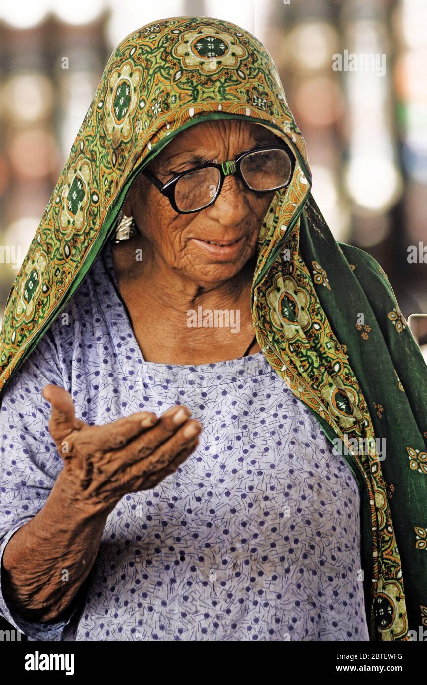 Les femmes âgées, mendiant à la gare de Hayderabad, Pakistan 22-11-2014 Banque D'Images