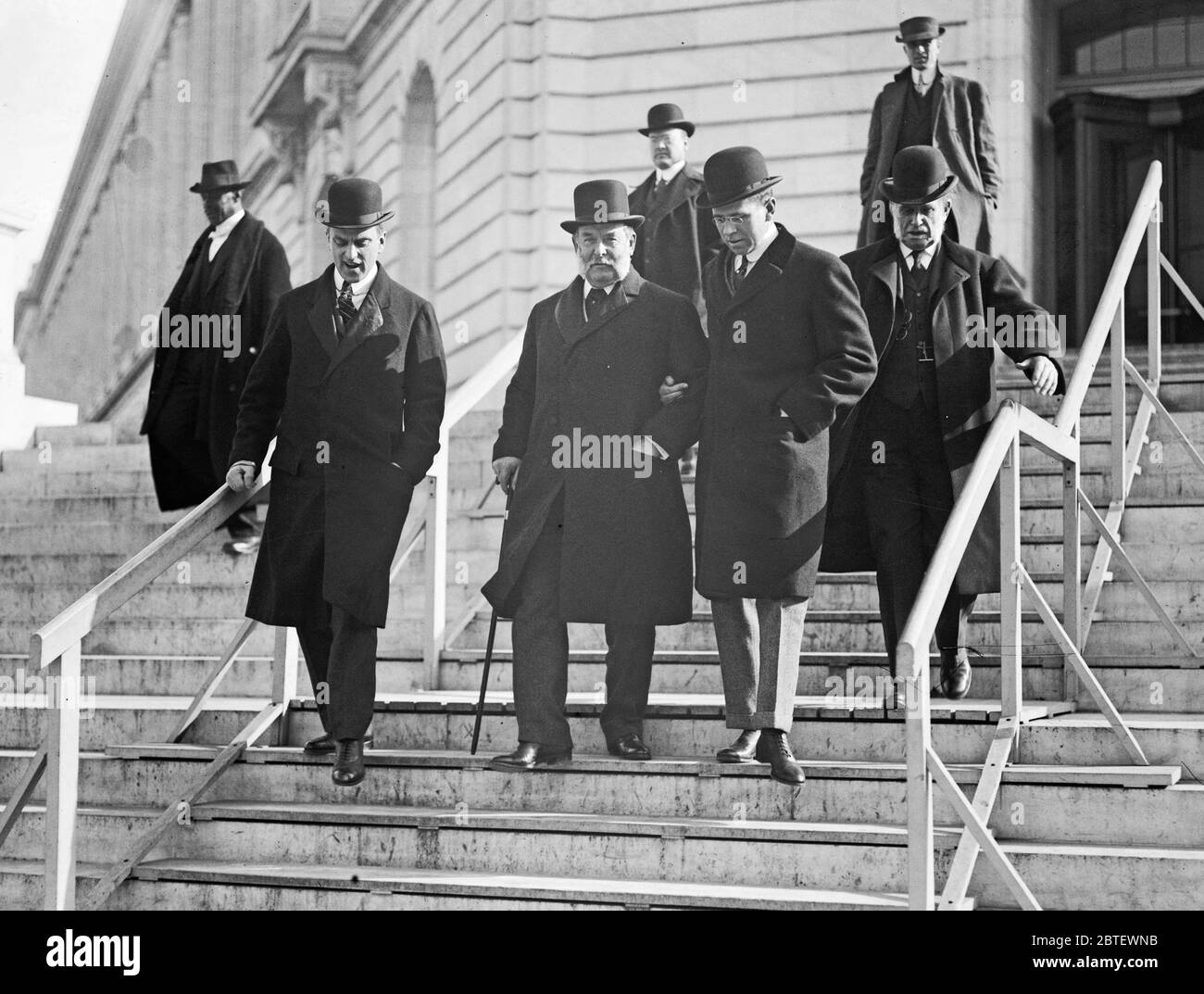 George Fisher Baker et son fils George Baker Jr. Ont probablement trait au témoignage de Geroge Baker Sr. Devant le Comité d'enquête de Pujo Money Trust, janvier 1913, Washington, D.C. Banque D'Images