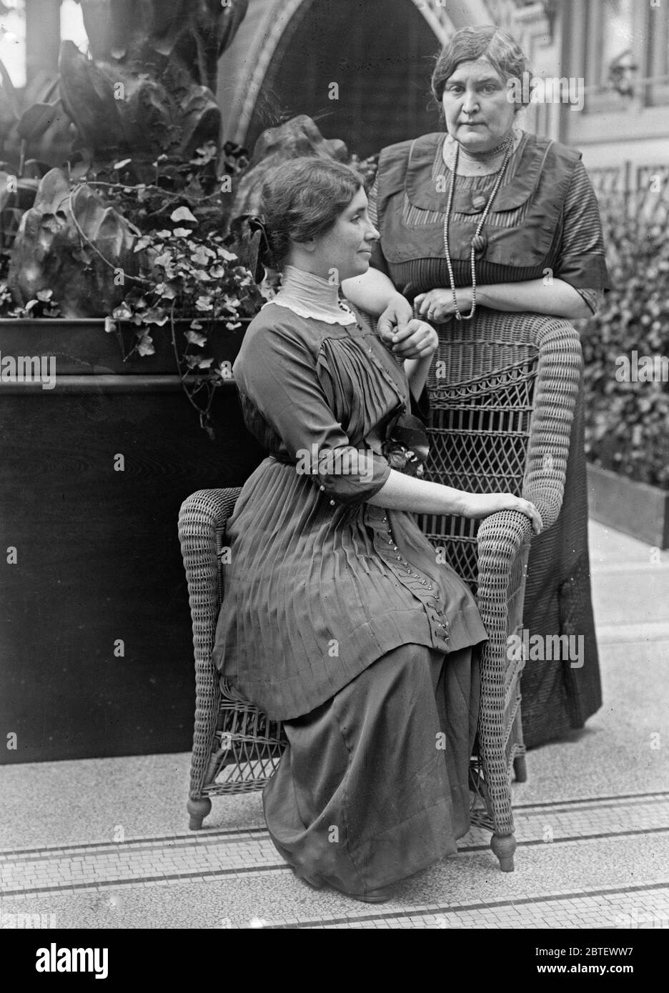 Helen Keller (1880-1968) avec son professeur Anne Sullivan Macy (1866-1936) peut-être au salon international des fleurs, New York, avril 1913 Banque D'Images