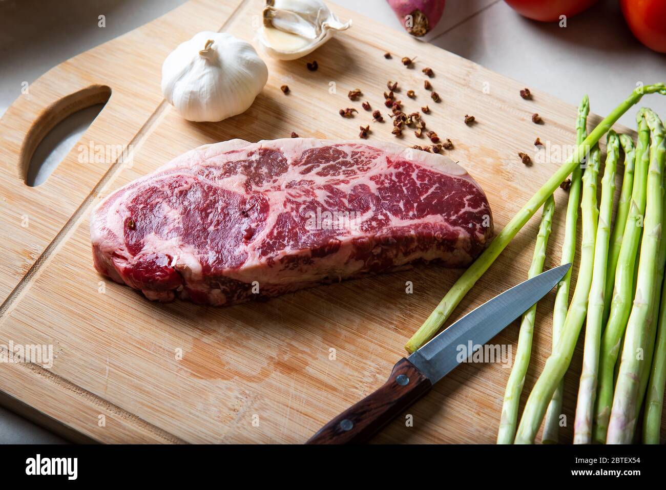 Steak de bœuf japonais Wagyu sur la planche à découper avec légumes Banque D'Images