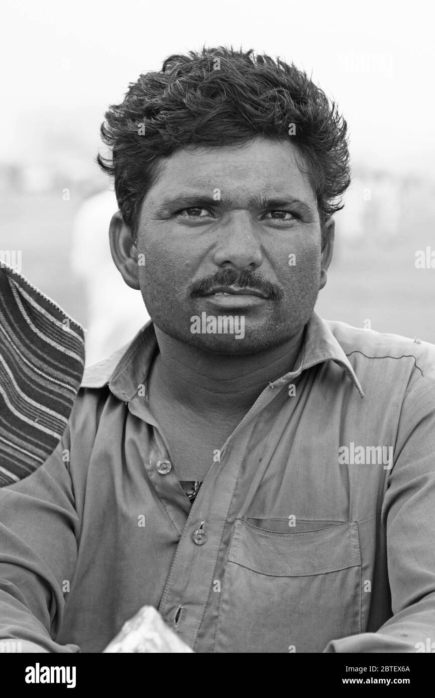 Portrait d'un homme qui vend de la glace à Clifton Beach, Karachi, Pakistan 26/06/2012 Banque D'Images