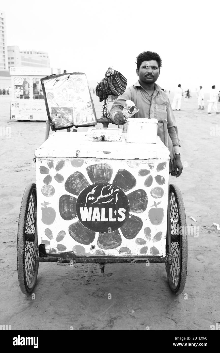 Portrait d'un homme qui vend de la glace à Clifton Beach, Karachi, Pakistan 26/06/2012 Banque D'Images