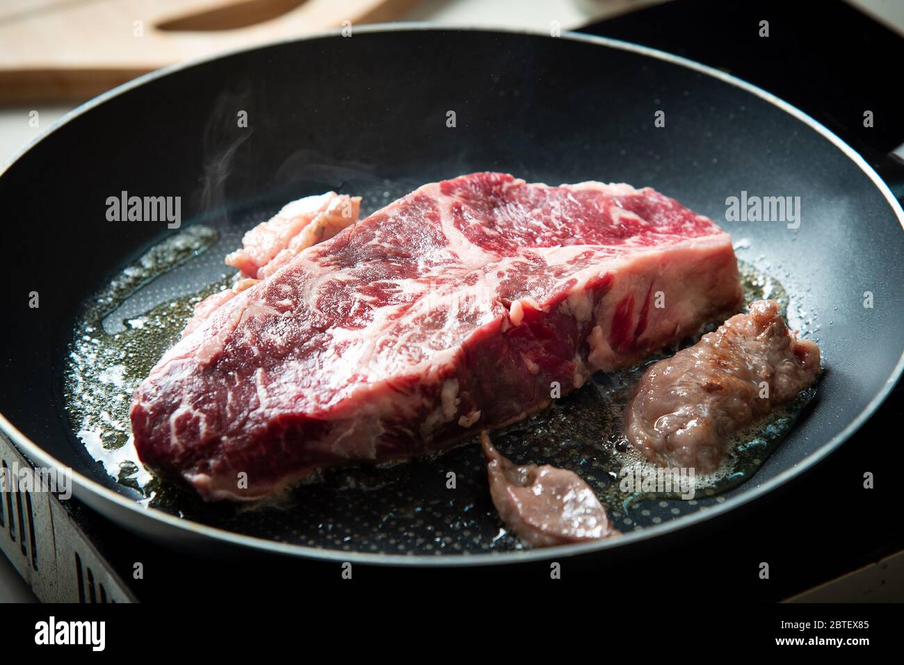 Bœuf japonais Wagyu steak sur la poêle de gros plan. Préparation de nourriture à domicile Banque D'Images